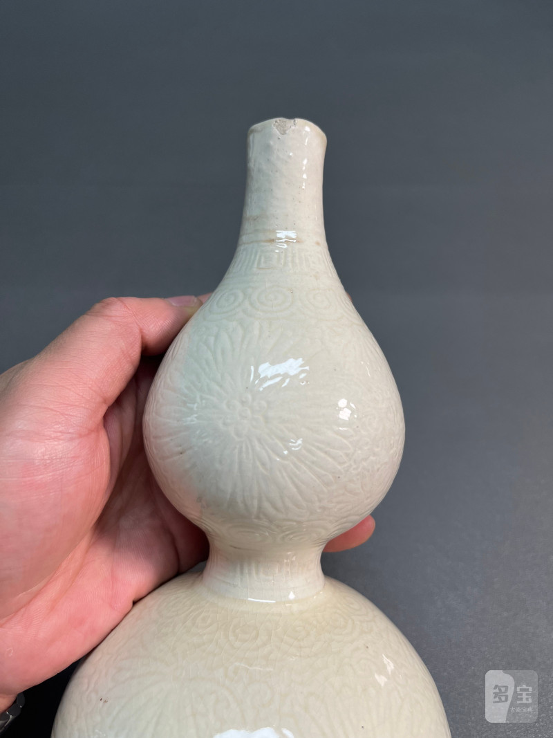 清早期 仿定白釉暗刻花卉纹葫芦瓶 - 图12